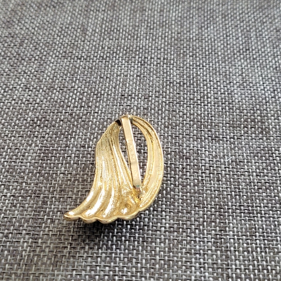 Vintage Piscitelli gold tone wing scarf slide. - Picture 2 of 3
